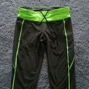 Xersion  medium dry--wear pants capris